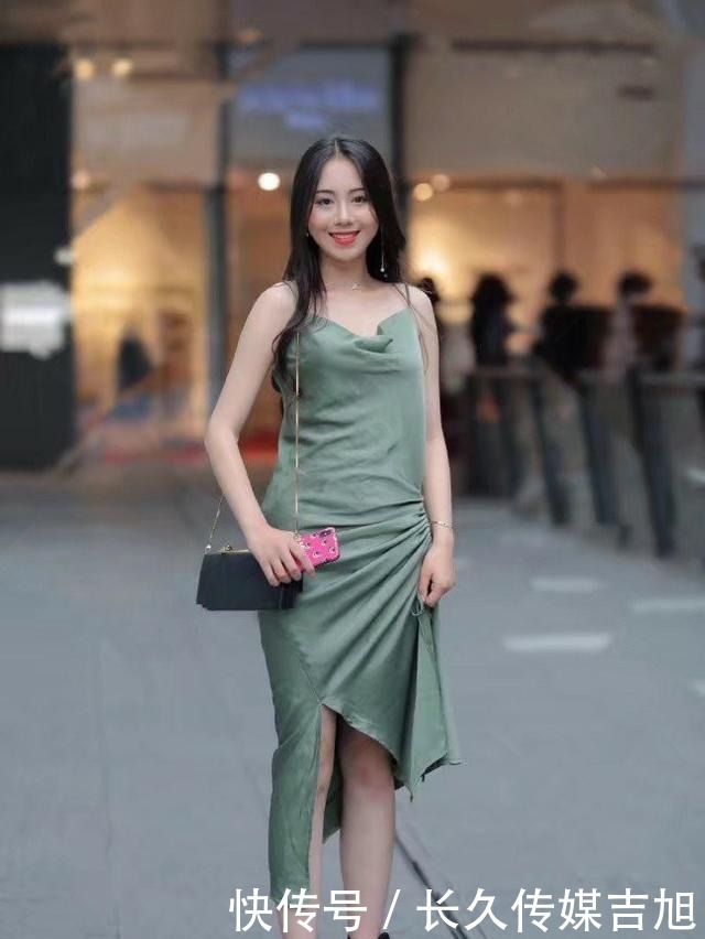 甜美的美女,一袭吊带裙,尽显清新靓丽