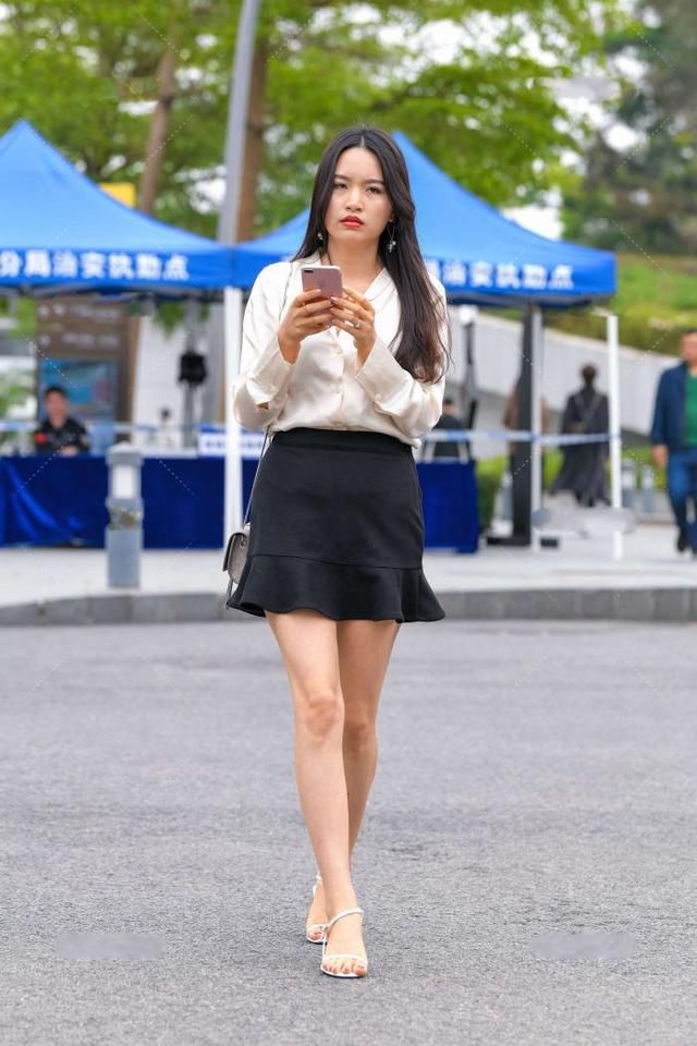 白色真丝衬衫，搭配黑色百褶裙，温柔又优雅