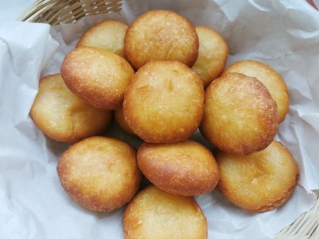 面粉中倒入开水搅一搅,做出来的糖糕个个空心鼓大泡,外酥里软