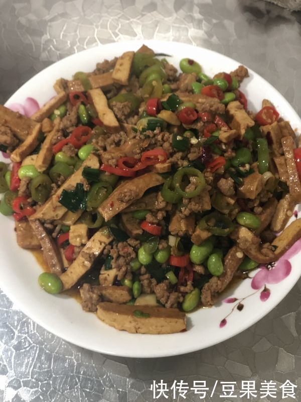 餐桌上的保留项目辣椒炒香干肉沫，隔段时间就做一次