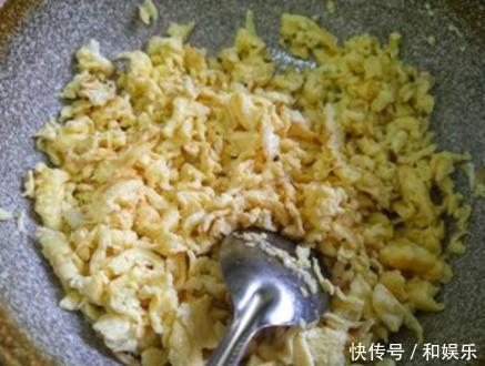 包韭菜饺子时，韭菜老出水大厨教你正确做法，韭菜鲜美不出水