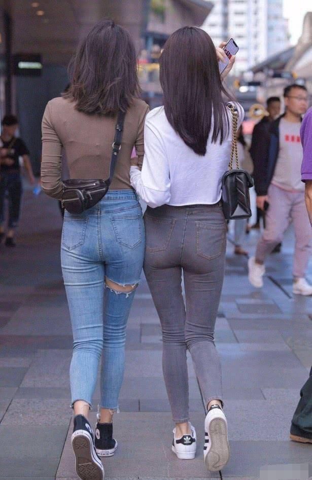 牛仔裤|时尚街拍同样是穿牛仔裤,能在中间“切一刀”的就是厉害,您觉得哪个漂亮