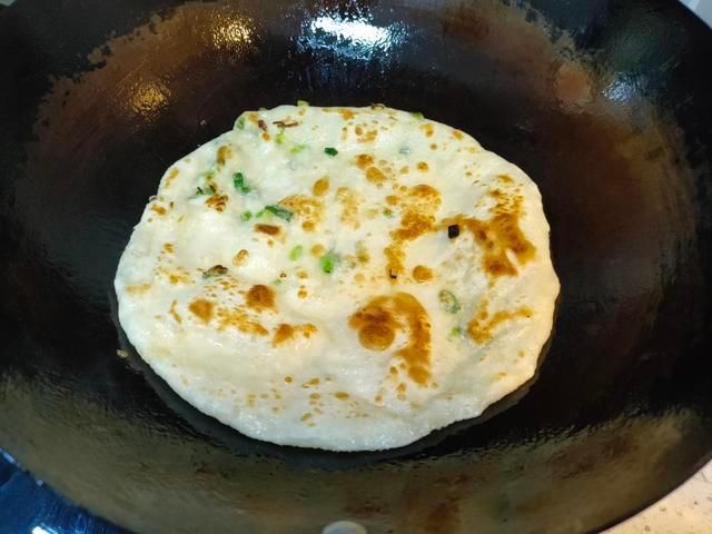 猪油|烙饼想要柔软好吃有层次，和面用开水还是凉水？其实都不正确