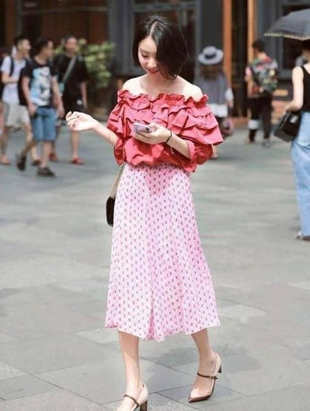 路人街拍，小姐姐旗袍搭配裸粉色的高跟鞋，显瘦还显高