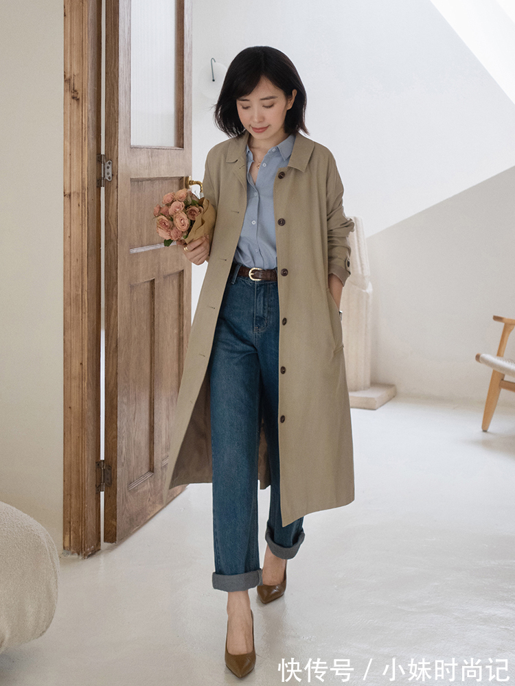 牛仔裤|38岁女性怎么穿风衣才洋气?搭配上蓝色衬衫和牛仔裤,高级又减龄