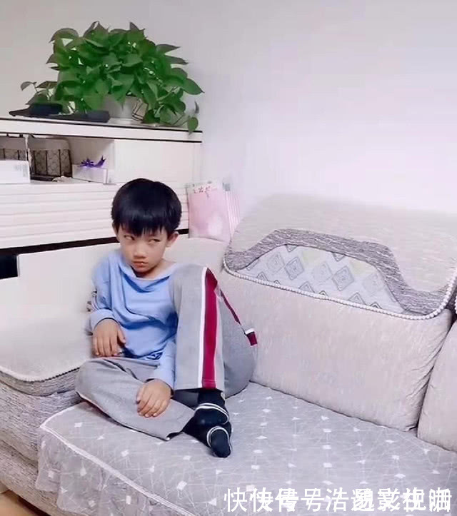 角落|爸爸抱着女儿柔情似水,儿子坐角落“冷眼旁观”,妈妈笑翻