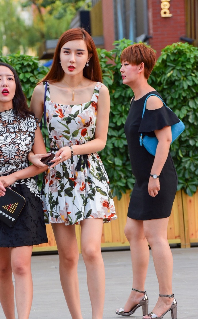 追求|妹子追求清凉,穿沙滩风情的裙子,亮点十足