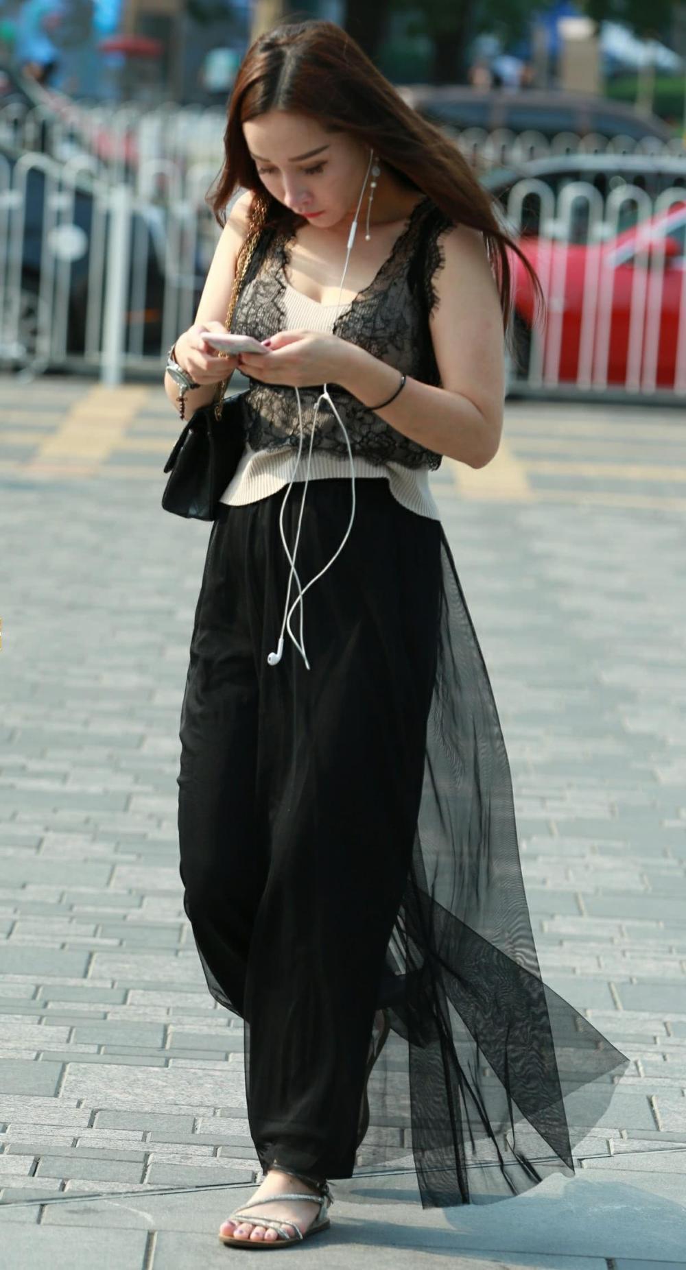 气质小姐姐薄纱连衣裙女人味儿十足,体态丰韵,婴儿肥的感觉刚刚好