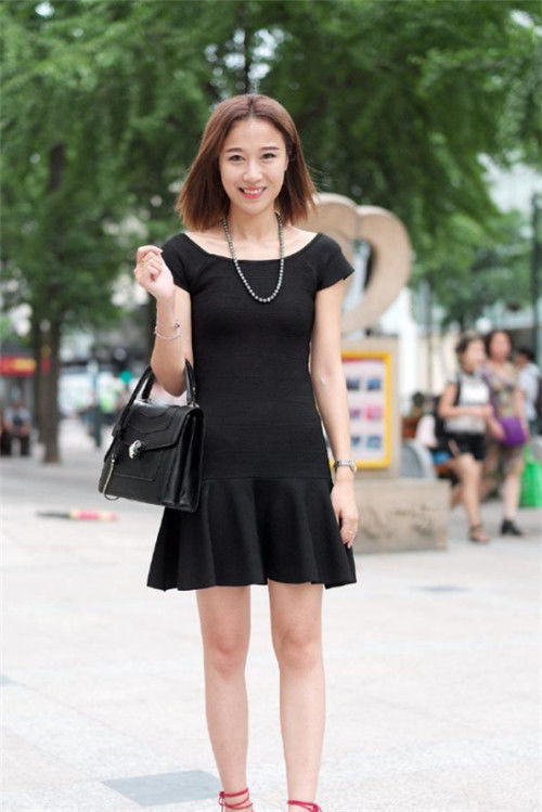 街拍:小姐姐一条精致时尚的牛仔短裤,秀出完美的大长腿,令人赏心悦目