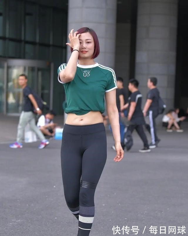 穿“无痕”瑜伽裤的美女，才能减少刻板感觉，显瘦增高！