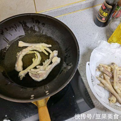 冬天吃秘制麻辣虎皮凤爪，暖身又暖心
