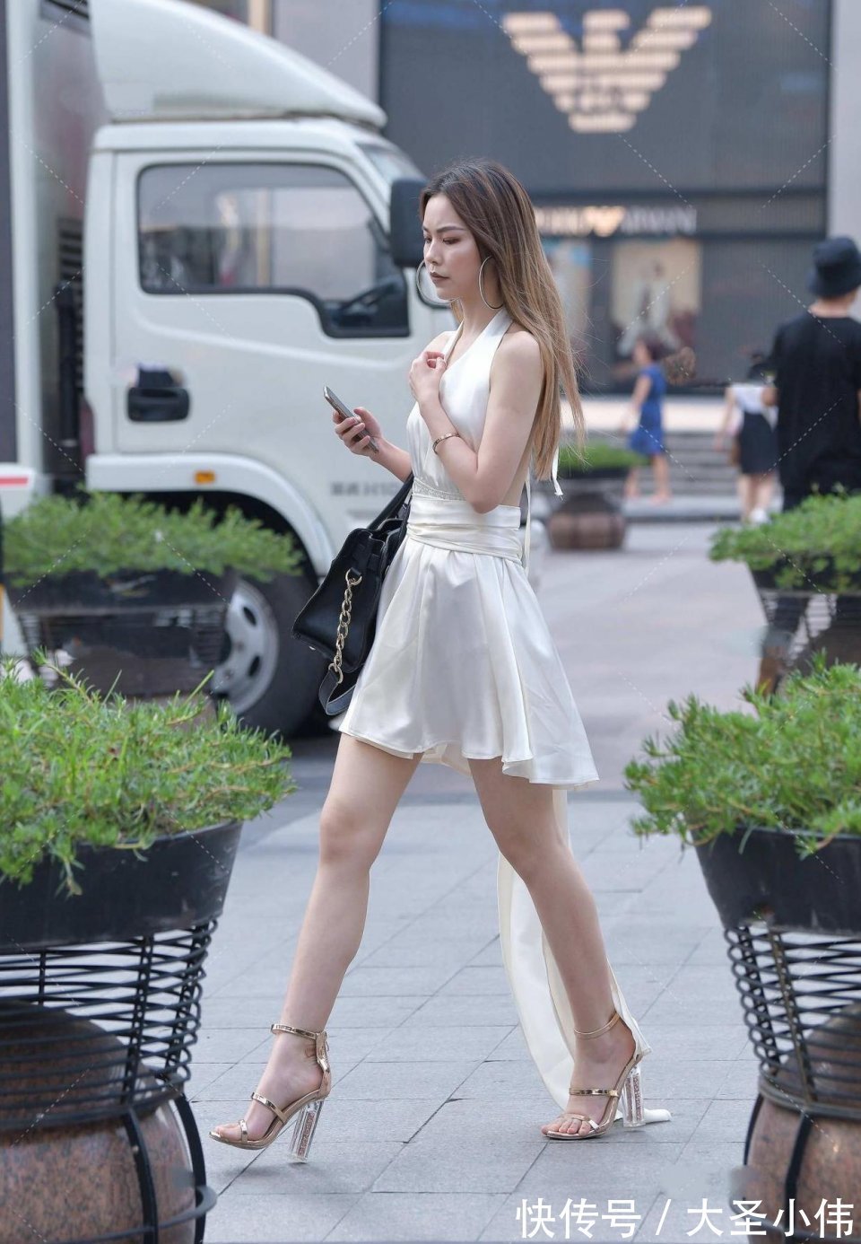 美女|美女街拍:追了两条街,小姐姐终于给镜头了,好想带她回家让我哥们都看看