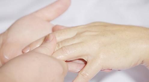 手掌上有5大穴位,平时经常刺激功效可不小,经常按摩还可以治病