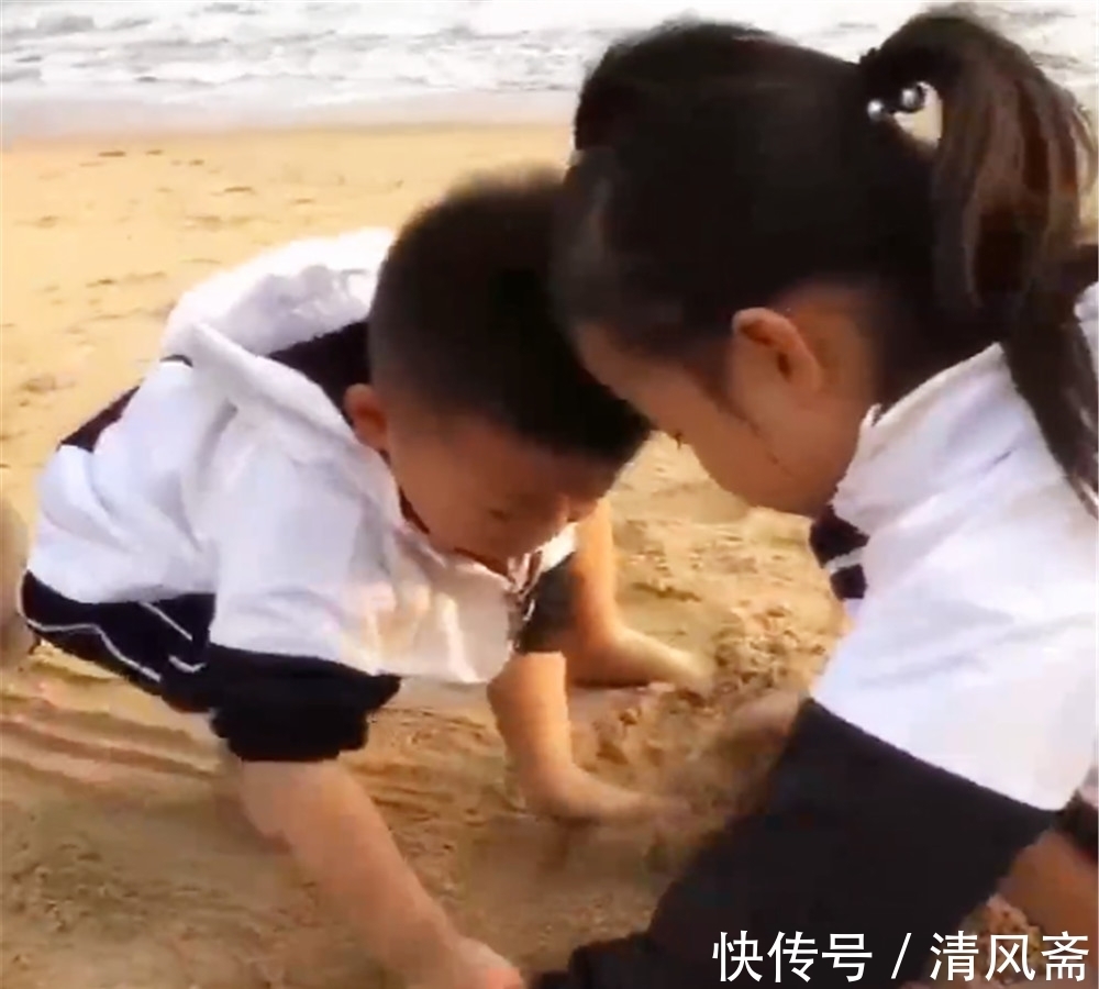 沙滩|奇闻:姐弟三人在沙滩上玩耍,接下来的画面,让人笑喷