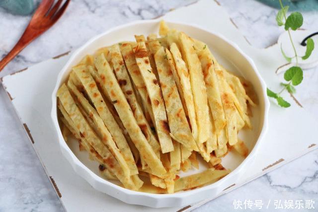 香软的土豆馍馍饼做法，土豆加面粉煎一煎切一切，老少皆宜