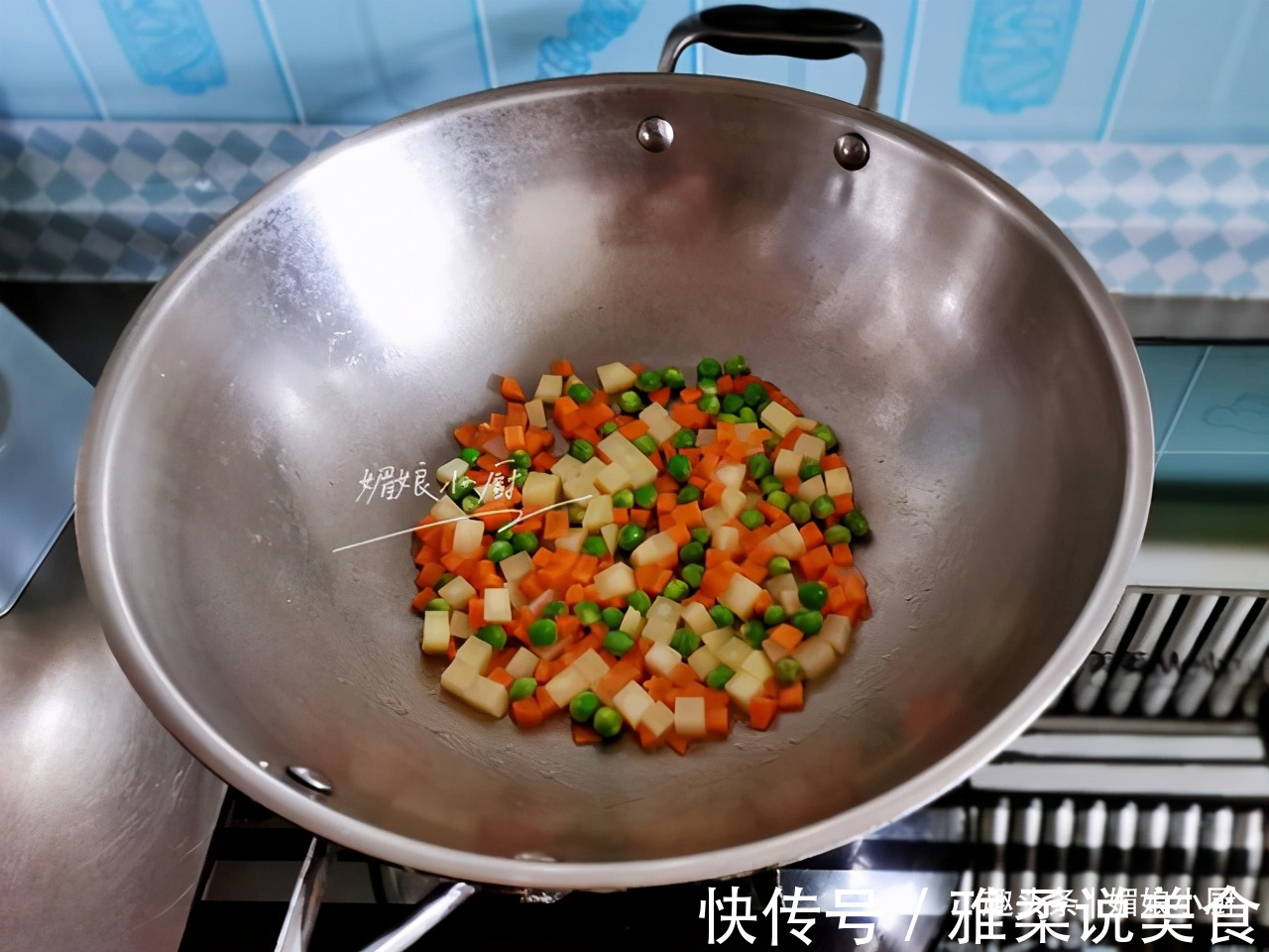 50岁阿姨的一人晚餐，简单一碗饭色香味营养俱全，网友说真会做