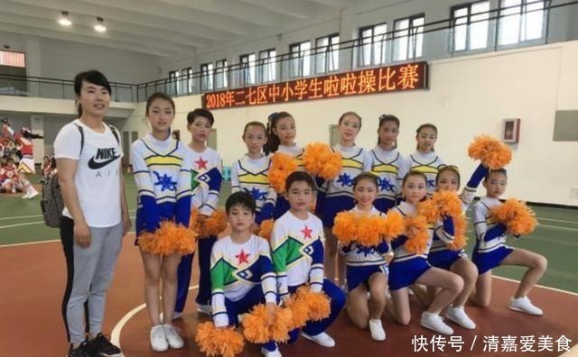 开心|孩子拿奖拿到“手软”，当家长的却满脸愁容，网友：这谁能开心？