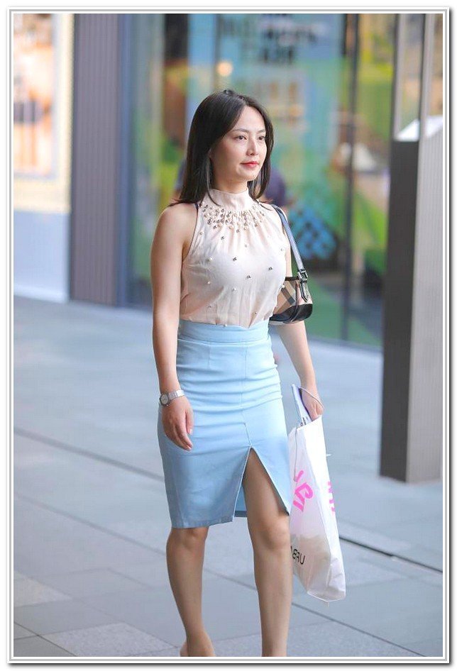 大波浪紧身裙小姐姐，又美又飒的搭配，活出了自己最美的样子