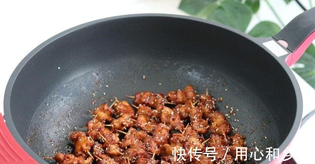 口感绝佳的童年小食,孜然牙签肉,香酥脆嫩,美味无比!