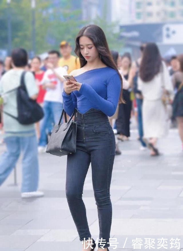 紧身高腰牛仔裤搭配斜肩T恤,端庄大气,简约潇洒气场十足