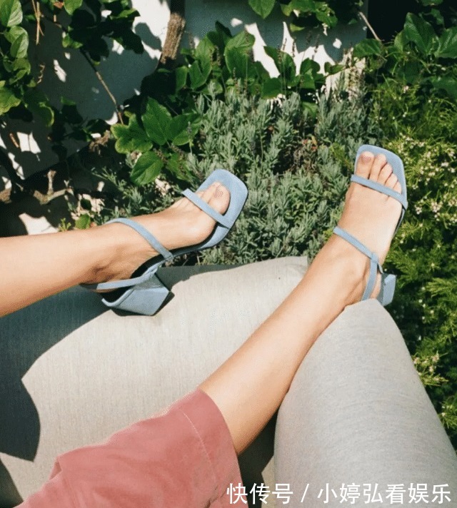 小白|今夏小白鞋收起来吧！现在流行的是“方头鞋”，显高显瘦显腿长