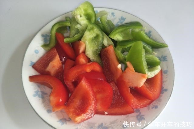 1块豆腐,2个青椒,简单烹饪,出锅豆腐软糯入味,天越冷越爱吃!