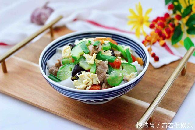 打卤面|天越热越要吃热面,黄瓜肉丁打卤面,越吃越爽,吃完一身爽