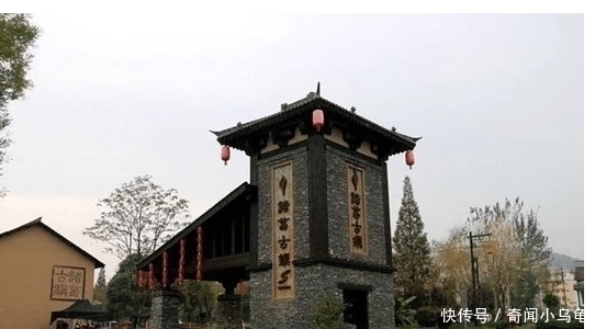 仿建#投资2.5亿仿建古镇, 本以为会游客爆满, 如今游客量不足两位数