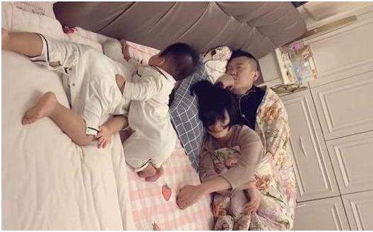 被子|“佛系父母”睡姿火了,夫妻相拥孩子却撇一边,网友:父母是真爱