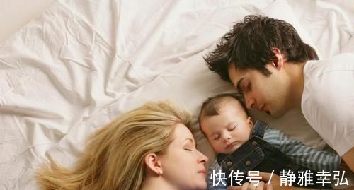 爸妈|一家四口的“睡觉照”火了,画面让人既好笑又心疼:佛系家长