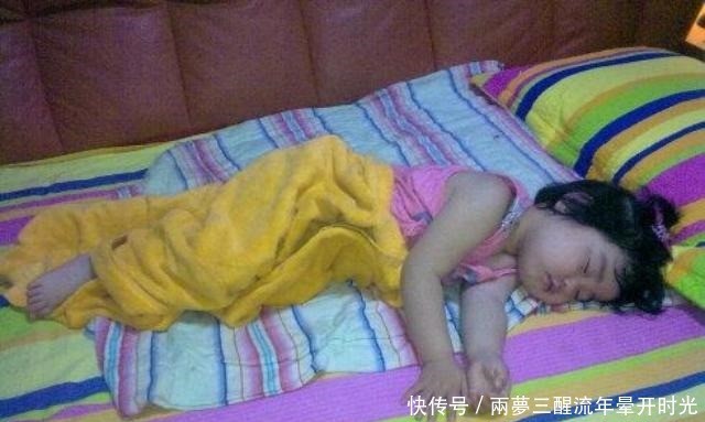 萌娃半夜不睡被妈妈赶下床,宝爸幸灾乐祸躺沙发儿子,爸懂你