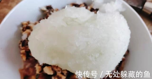 香菇|秋季,我常给孩子做它吃,锅中一蒸淋上料汁,便宜鲜美,简单好吃!