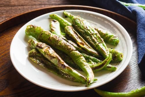 做虎皮青椒,先放油就错了,大厨教您一招,起皮又入味,还不油腻