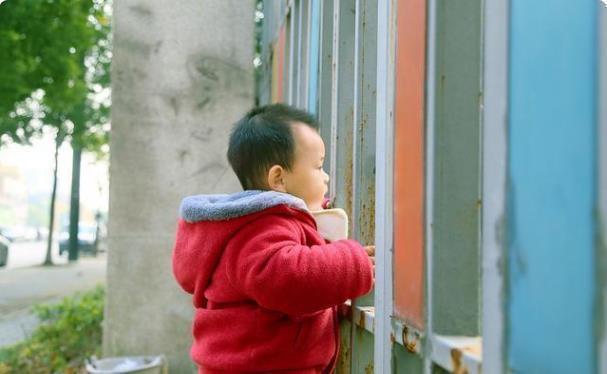 宝妈|幼儿园接娃放学也有“鄙视链”?高收入宝妈只能排底层,太难了