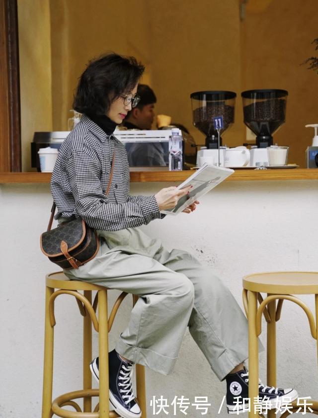 50岁的女人穿搭要做减法，冬季学三木母亲这样穿，优雅又高级