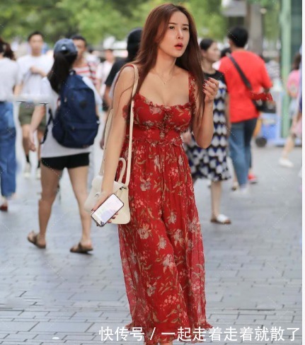 挎包|红色碎花裙搭配白色挎包,甜美可人,尽显小女生气质