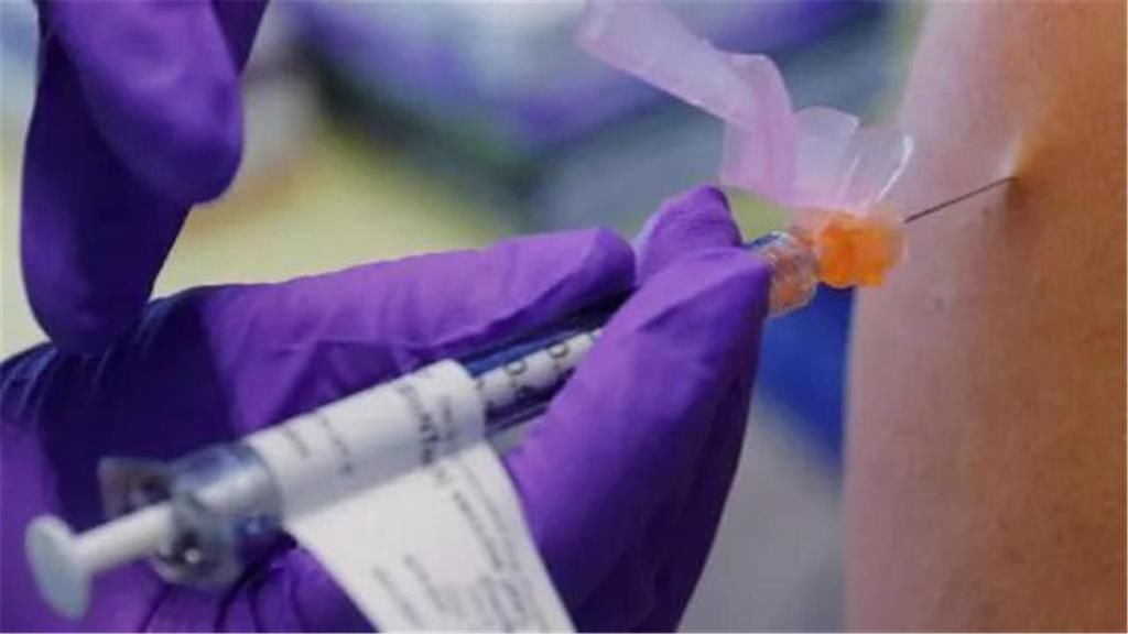 美国疫苗连曝坏消息，负责人向全民道歉，医护人员拒绝接种