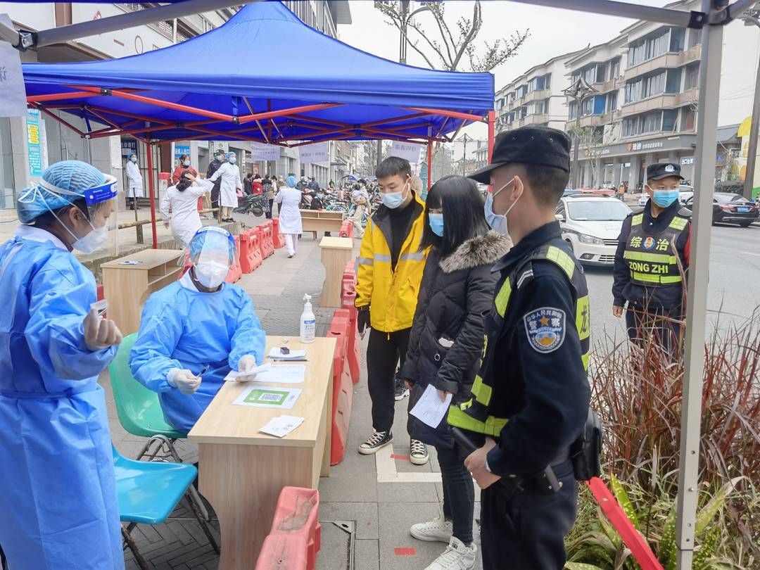 医警|朋友圈“秀恩爱”，这对抗疫医警CP令人慕了！