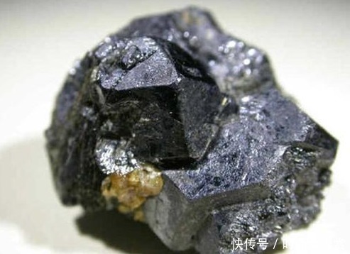 沛纳海|钛金属材质在腕表界的应用,产生什么样的“花火”呢?