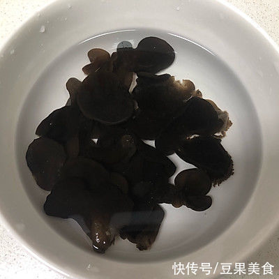 炒木耳|这道娃娃菜炒木耳，看一遍就会