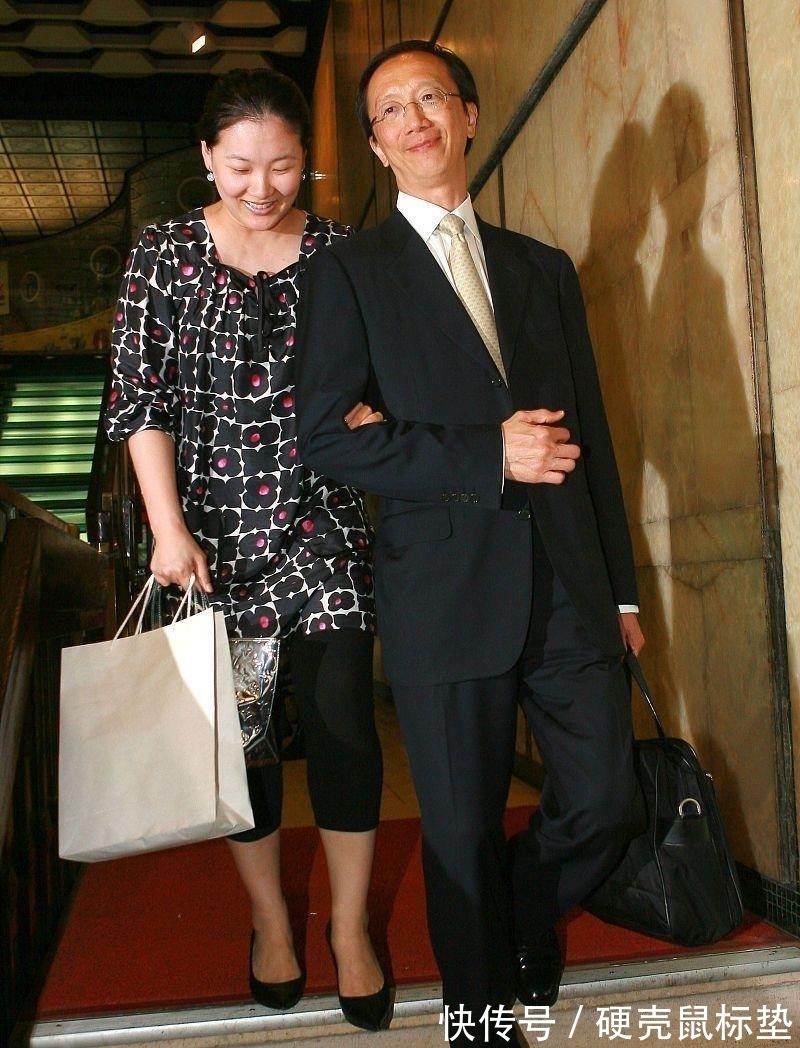 深色系 伏明霞真不像阔太太,站在老公身边穿得挺朴素,深色穿搭真低调