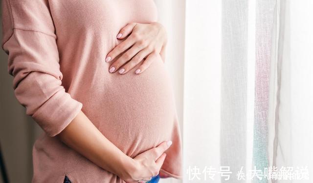 身体素质|“最苗条孕妈”走红,病房内跳舞催生,网友疑惑:真的怀孕了?