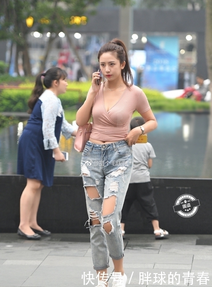 阳光|路人街拍,扎马尾的阳光女孩,紧身上衣搭配破洞牛仔裤,非常美