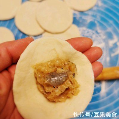 口感轻盈最适合神仙小姐姐的鲜虾生煎包子