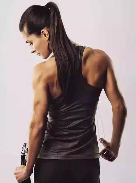 动作|不用做引体向上,只需五个动作,就能练出完美背部肌群