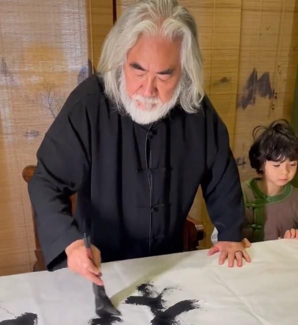 毛毛躁躁|张纪中陪夫人练书法:4个大字毛毛躁躁,洒脱但缺少书法气度