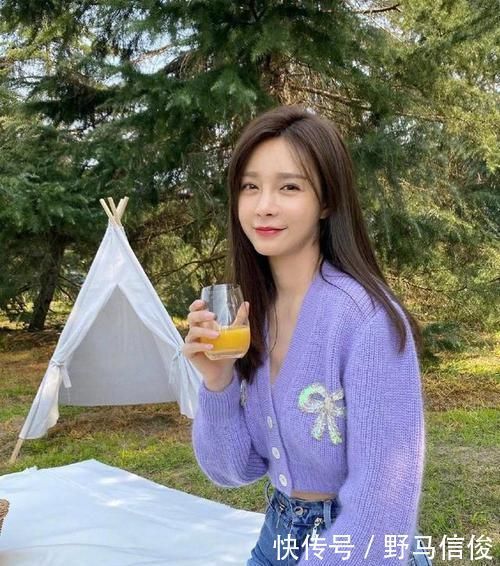 街拍小姐姐半袖上衣搭配黑色的短款下装,非常时尚具有美感