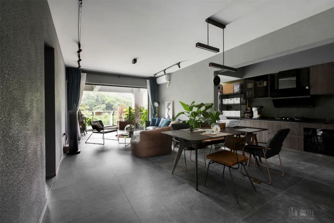 绿植|99㎡现代工业风,85后女神的家,满屋高级灰,绿植清新点缀