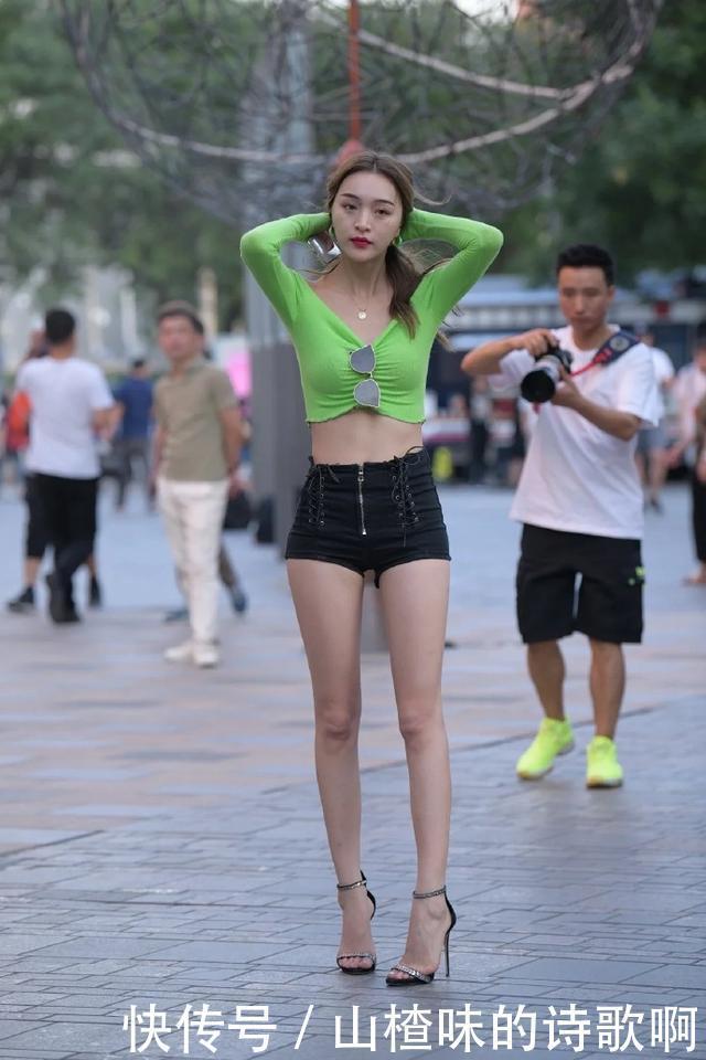 南方的清凉穿搭，露脐装与“超短裤”的搭配，真的是谁穿谁好看！