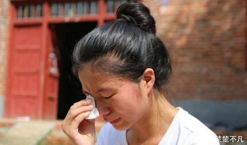 妈妈|7岁双胞胎出生后就未穿过衣服,邻居上门质问,宝妈含泪说出原因